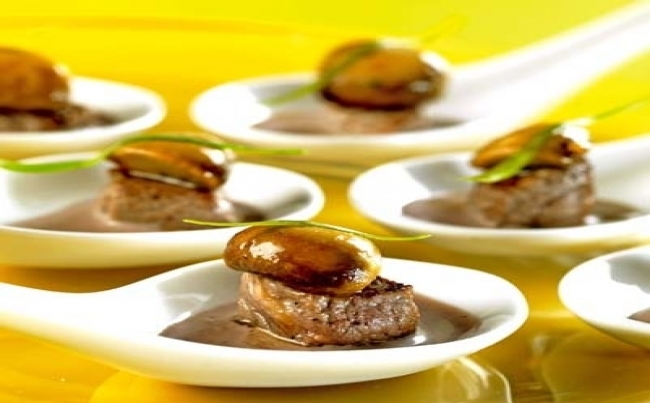 Lomo y champiñones en cucharas